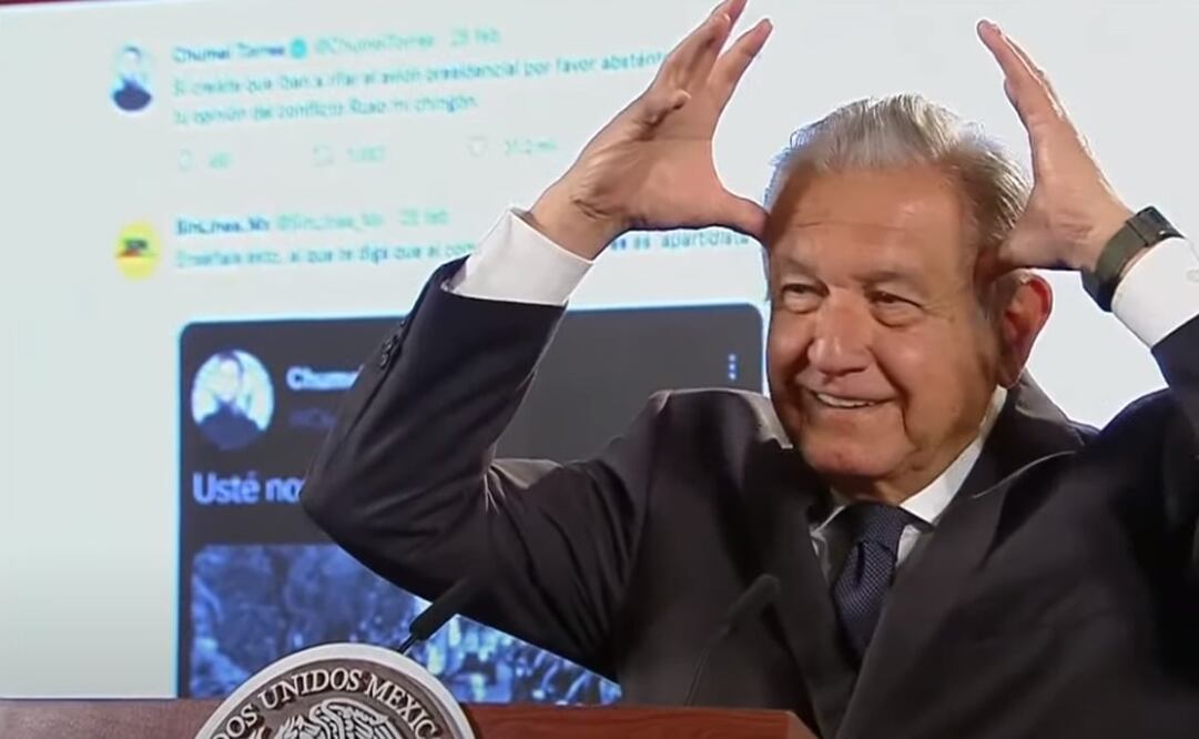 En el Salón Tesorería, López Obrador también pidió que se mostraran mensajes que el analista político Liébano Sáenz escribió en Twitter. Foto: Captura de pantalla
