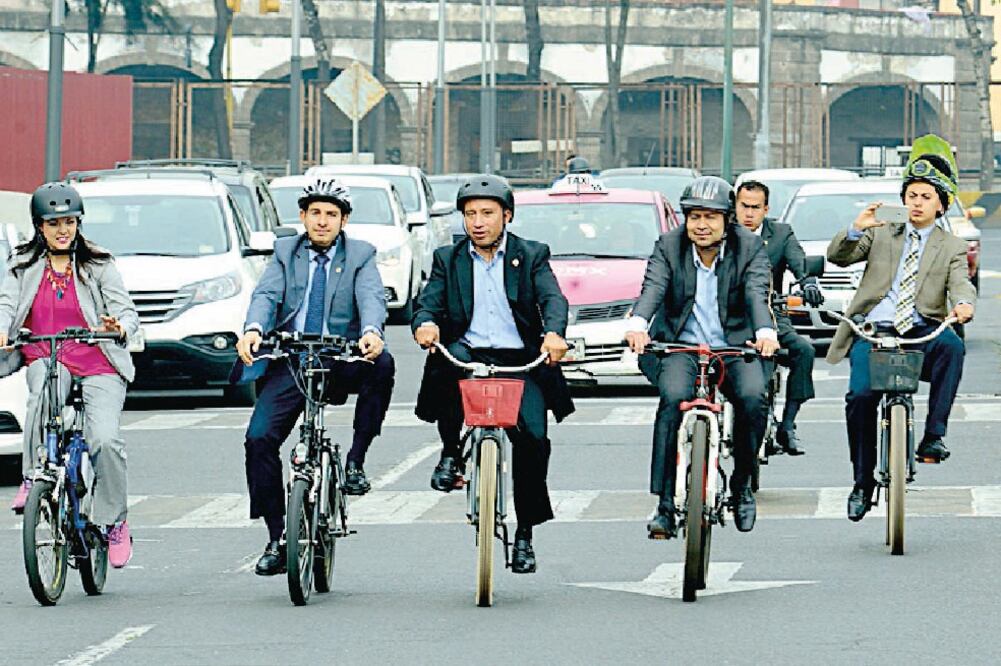 Legisladores “panzones” y “bicicleteros”