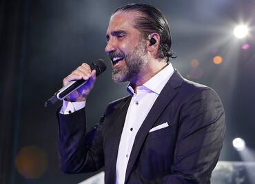 Alejandro Fernández se divierte en la graduación de sus hijas