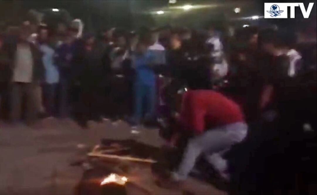 The moment when the mob set their bodies on fire. (Photo: SPECIAL)