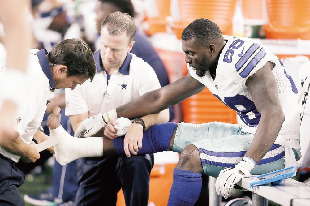 Dez Bryant será operado al corroborarse fractura del quinto metatarsiano (BRANDON WADE. AP)