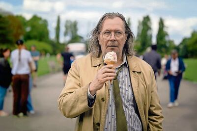 Gary Oldman regresa con su Bond frustrado