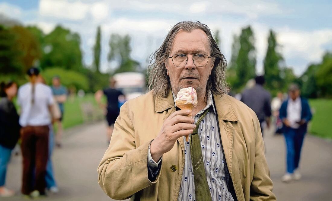 El experimentado, dirigido por Saul Metzstein, da vida a un hombre frente a un grupo de espías, pese a no tener tantas cualidades. Foto: Apple Tv