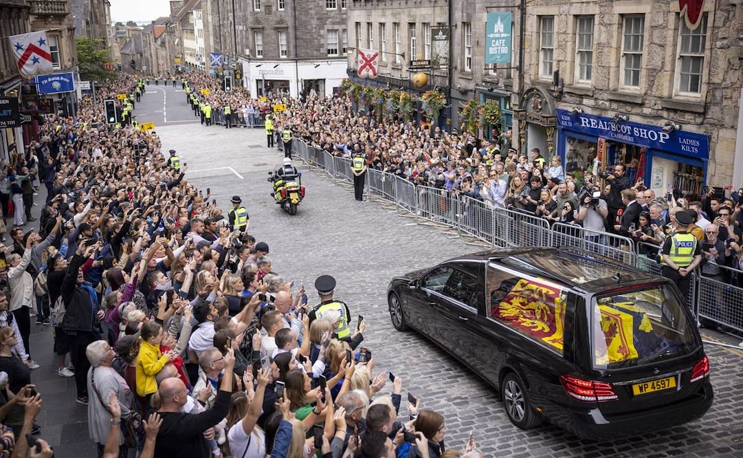 El cortejo fúnebre que traslada el cuerpo de la reina Isabel II desde Balmoral, llegó a Edimburgo, Escocia. Se trata de la primera etapa del viaje a Londres del cuerpo de la monarca que falleció el pasado 8 de septiembre en su finca escocesa. Foto: TOLGA 