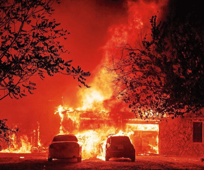 Una casa arde en Vacaville, California, por uno de los incendios que afectan la zona. JOSH EDELSON. AFP