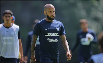 Pumas se disculpa con Dani Alves por anunciar supuesta lesión