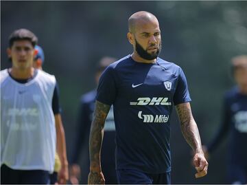 Pumas se disculpa con Dani Alves por anunciar supuesta lesión