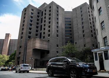 Sustituyen a director de la prisión donde murió el magnate Jeffrey Epstein