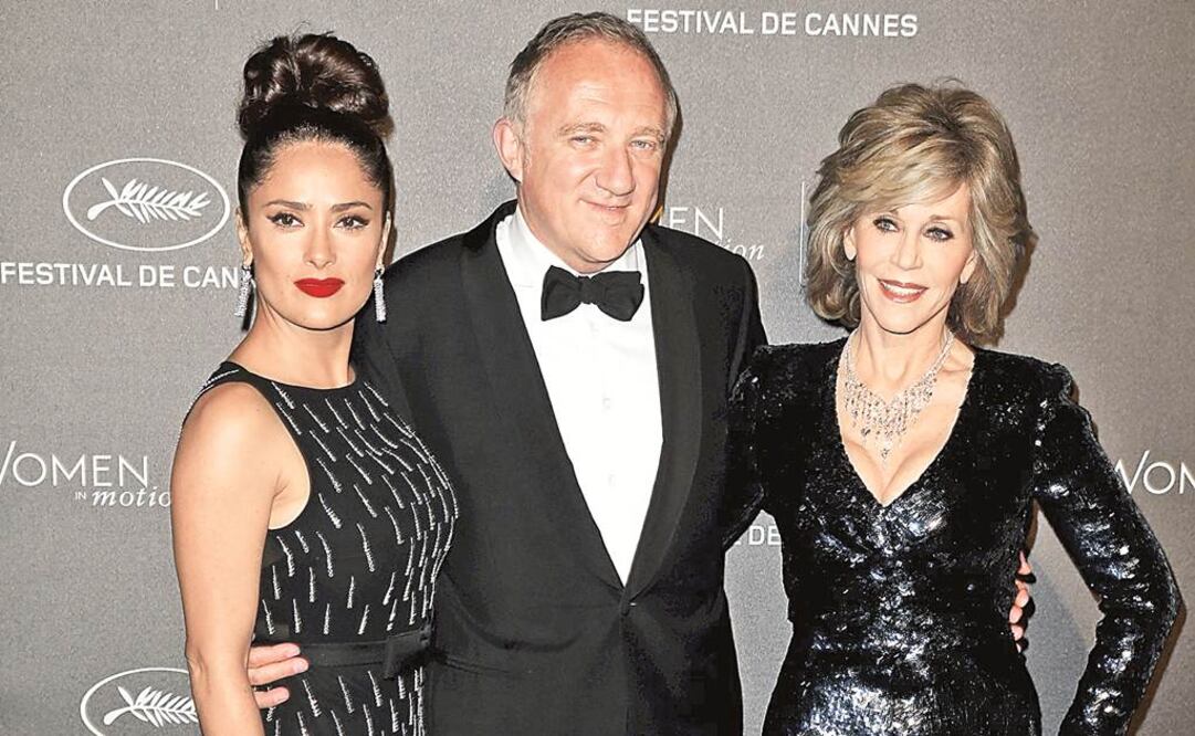 Salma Hayek y su esposo Francois-Henri Pinault posan con Jane Fonda al llegar a la Cena Presidencial durante el Festival de Cine