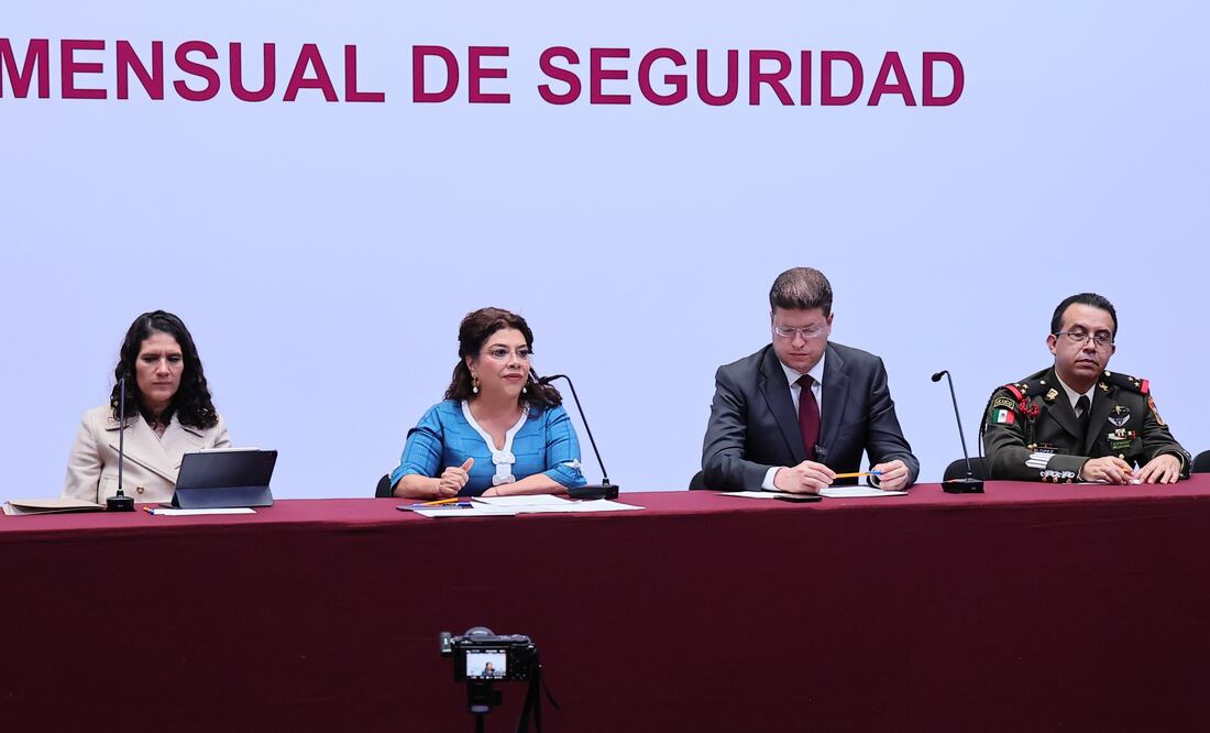 Bertha Alcalde, fiscal capitalina, Clara Brugada, jefa de Gobierno, Pablo Vázquez, jefe de la Policía, durante el informe mensual de Seguridad. Foto: Especial