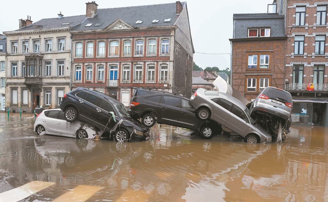 Automóviles quedaron apilados en Verviers, tras las fuertes lluvias e inund ac io n es que azotaron Europa occidental y mataron al menos a 11 personas en Bélgica. Foto: FRANÇOIS WALSCHAERTS. AFP