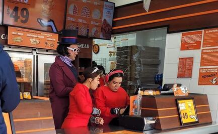 Gerente de pizzería Little Caesars se disfraza de Willy Wonka y regala galletas en Halloween