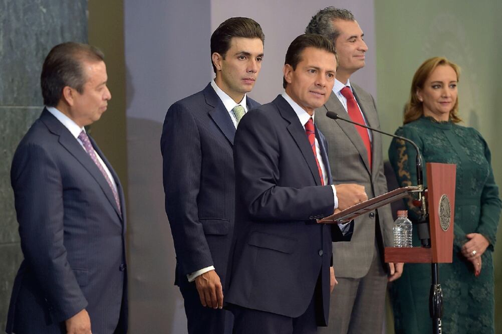 El Presidente entregó la concesión para el inicio de operaciones de la nueva Bolsa Institucional de Valores, con la que se impulsará la competencia en el mercado bursátil, se ampliarán las opciones de financiamiento de las empresas. FOTO: PRESIDENCIA