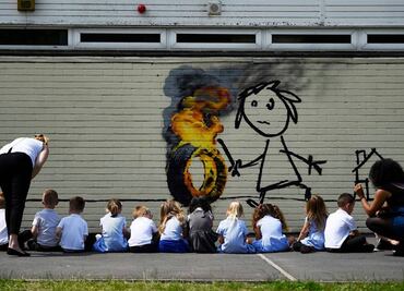 Banksy regala mural a niños de una escuela en Bristol