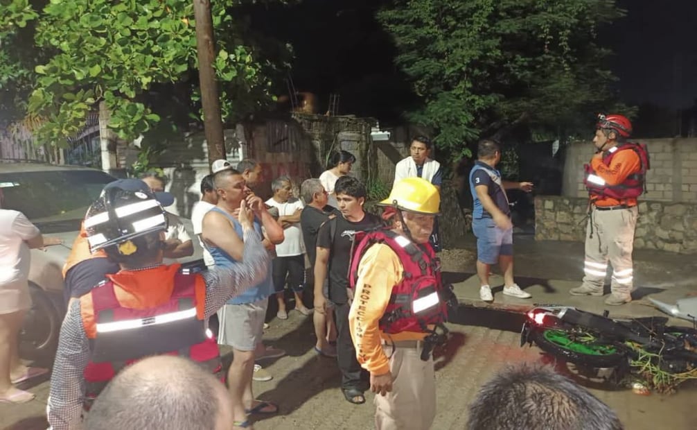 Lluvias arrastran a motociclista en Tuxtla Gutiérrez. Foto: Especial