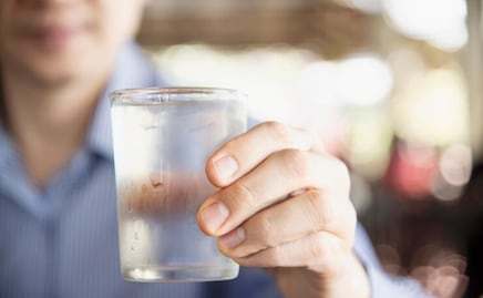 Esto es lo que sucede en tu cuerpo si bebes agua salada