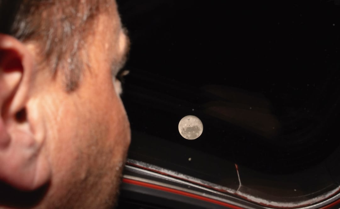 Los astronautas de Artemis II concluyeron ayer su periodo de observación lunar, rompieron récord de la mayor distancia a la que ha viajado una tripulación en el espacio y alcanzaron el punto más cercano de la misión al satélite. Foto: NASA