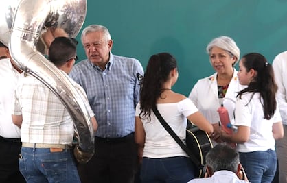 Pide AMLO que mujeres manejen el “billullo” del programa la Escuela es Nuestra