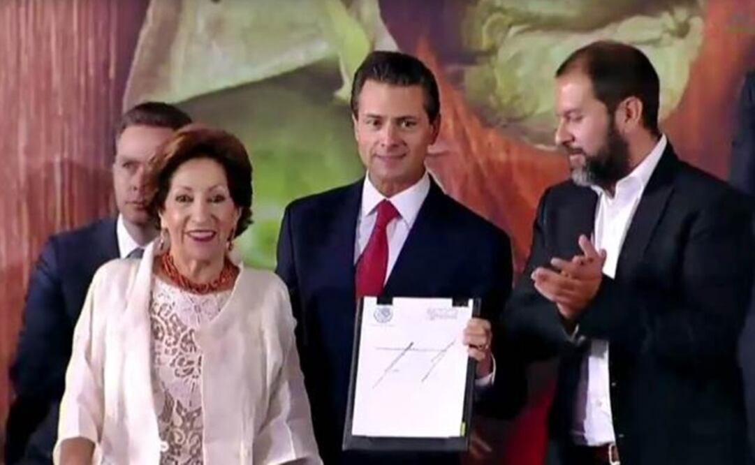 El presidente Enrique Peña Nieto firmó el acuerdo sobre Política de Fomento a Gastronomía Nacional ayer en Los Pinos (Foto: @PresidenciaMX)