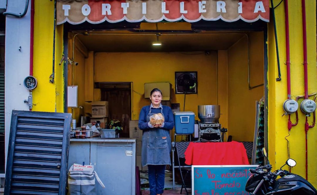 Desde su tortillería, Dalia Dávila se da tiempo para apoyar a quienes lo necesiten. Foto: Santiago Reyes / EL UNIVERSAL