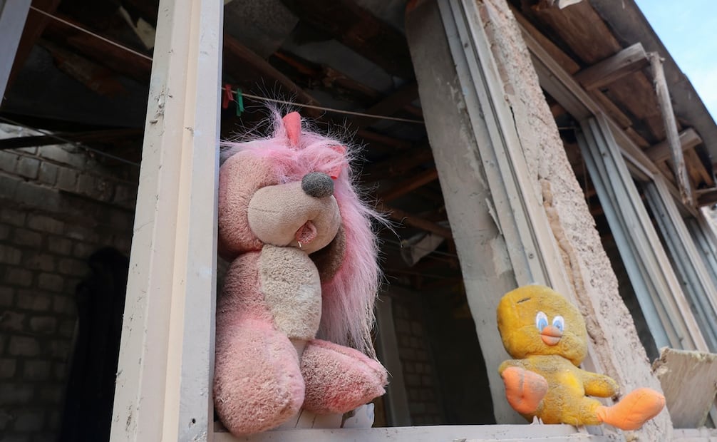 Peluches en memoria de niños víctimas de la guerra en Ucrania tras ataques atribuidos a Rusia. Foto: EFE.