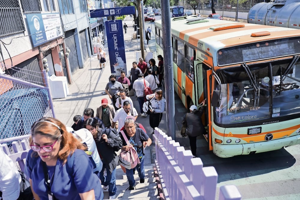 Cientos de personas padecen todos los días tránsito pesado en Calzada de Tlalpan, así como largas filas para subir al RTP por las obras en Tasqueña. Foto: Fernanda Rojas / EL UNIVERSAL