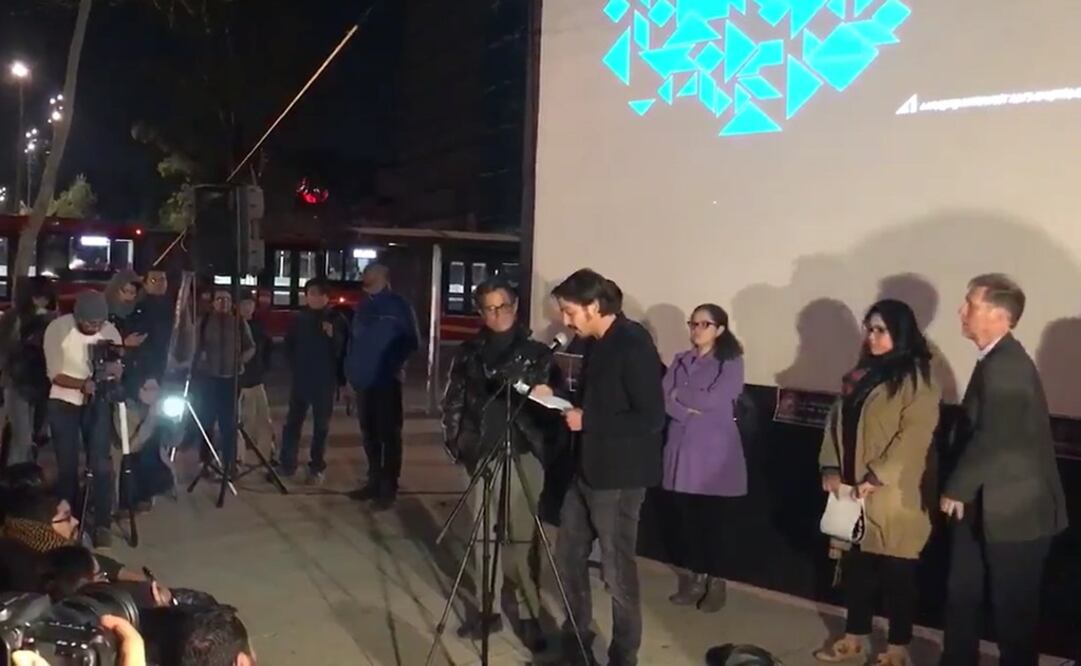 Diego Luna afuera del Senado, leyendo la convocatoria "Diálogos para la #SeguridadSinGuerra". Foto: Tomada de video