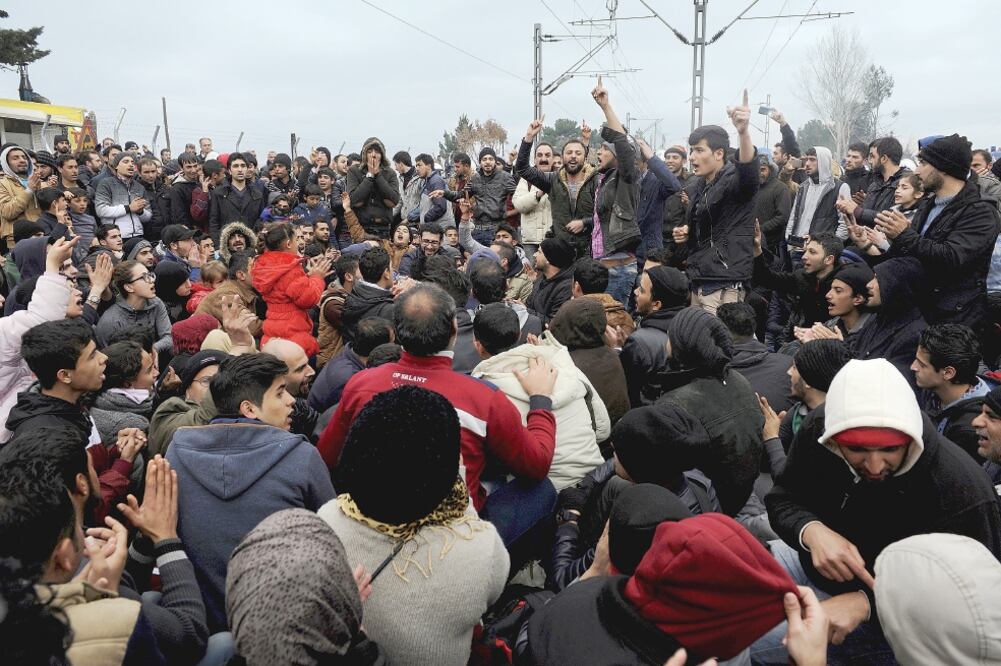 Refugiados protestan en la frontera greco-macedonia mientras esperan se abra el paso cerca de la villa griega de Idomeni (ALEXANDROS AVRAMIDIS. REUTERS)
