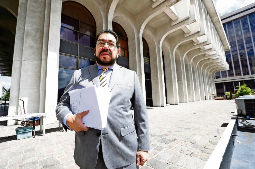 Carlos Velásquez, parte del equipo de defensa legal de Javier Duarte, se reunió con el ex mandatario para preparar la audiencia (ARCHIVO EL UNIVERSAL)
