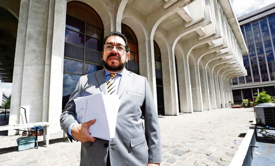 Carlos Velásquez, parte del equipo de defensa legal de Javier Duarte, se reunió con el ex mandatario para preparar la audiencia (ARCHIVO EL UNIVERSAL)