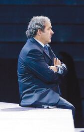 Platini se 'baja' de carrera por FIFA 