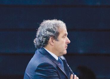 Platini se 'baja' de carrera por FIFA