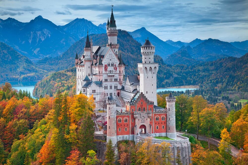 En los Alpes Bávaros de Alemania se construyó el excéntrico castillo Neuschwanstein. (Foto: Istock)