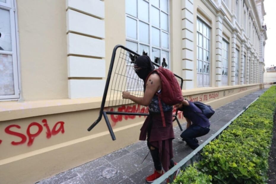 Paristas de la UAEmex vandalizan Rectoría