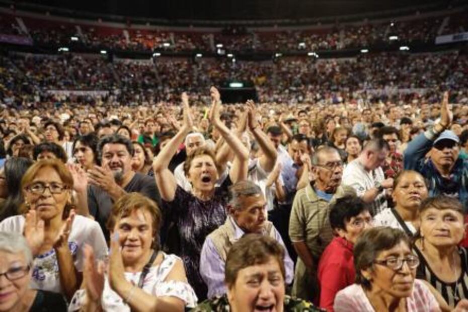 Miles de abuelitos bailan para celebrar el Día del Abuelo