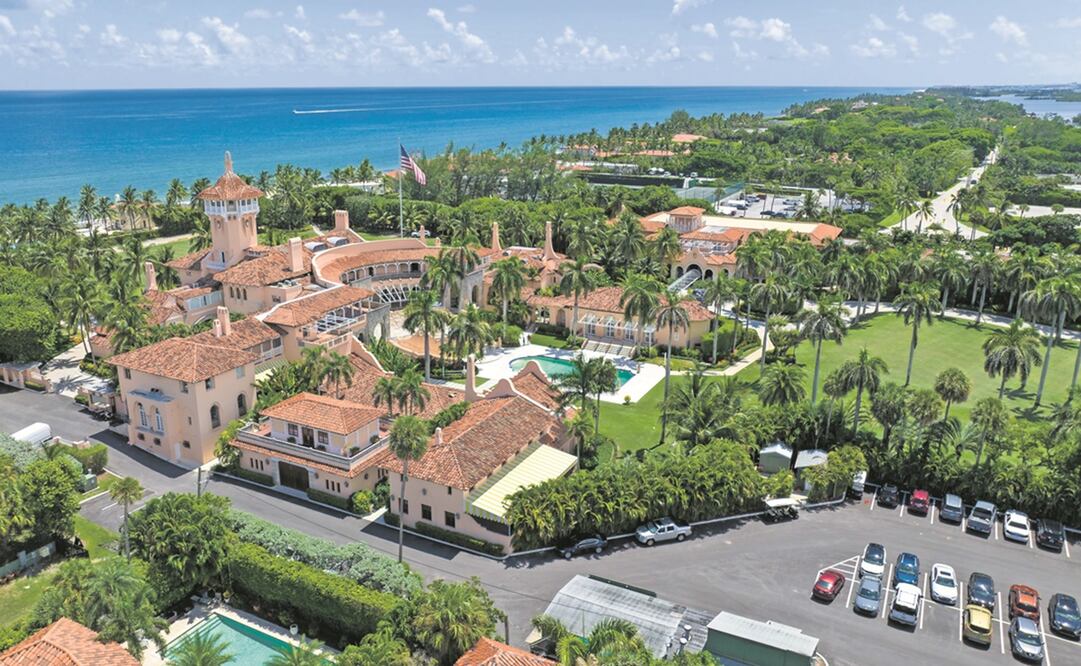 Durante el registro a la residencia del exmandatario Donald Trump en Mar-a-Lago, el 8 de agosto, el FBI halló documentos clasificados y secretos. Foto: Archivo / AP