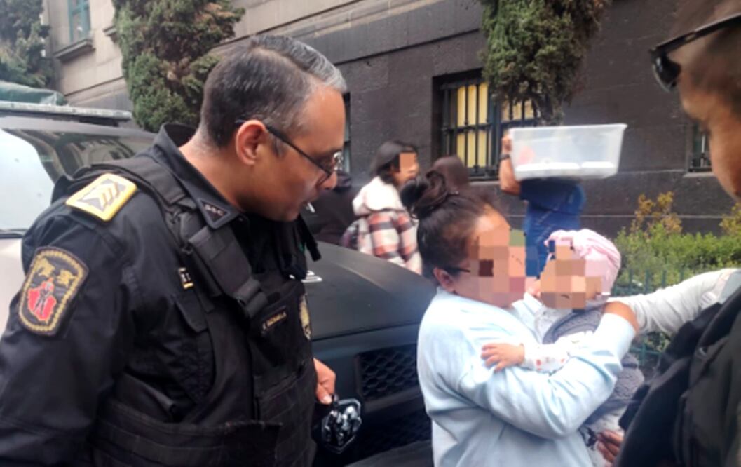 Policías de la Ciudad de México ayudaron a una madre y a su bebé que se asfixiaba con una hoja de árbol. Foto: especial