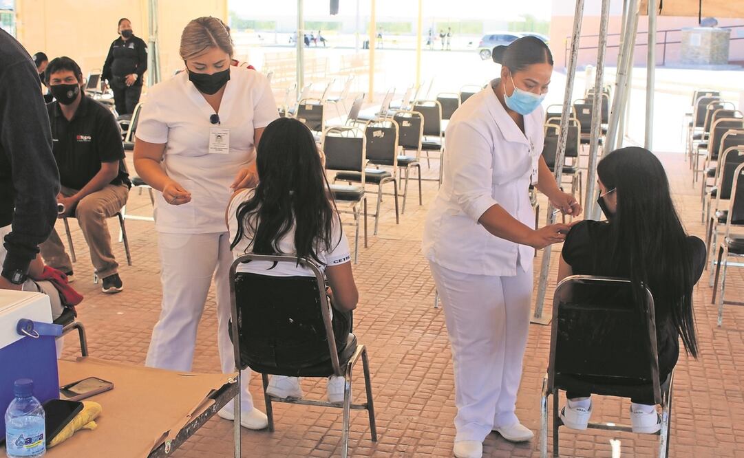 Acompañados de sus padres, menores recibieron la vacuna en el Hospital General de Torreón. Foto: Francisco Rodríguez. EL UNIVERSAL