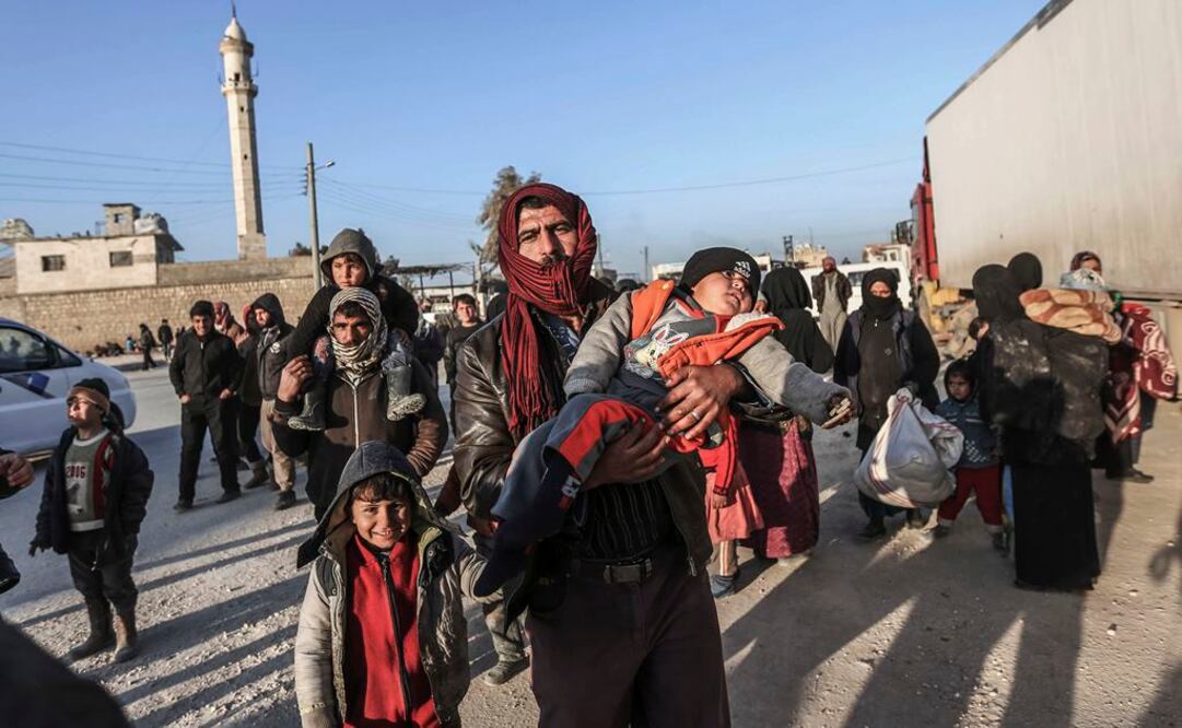 Sirios escapan a frontera con Turquía por ofensiva en Alepo
