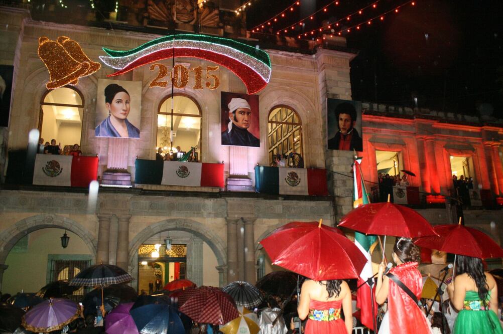 En Oaxaca, la ceremonia transcurrió sin incidentes, a pesar de que a unos metros la Sección 22 realizó su denominado 'Grito magisterial y popular'. FOTO: Quadratin