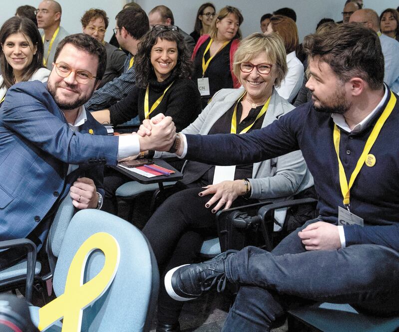 El vicepresidente del gobierno catalán, Pere Aragones (izq.) se da la mano con el miembro del parlamento Gabriel Rufian (der.) durante una reunión ayer del comité nacional del Esquerra Republicana de Cataluña en Barcelona. JOSEP LAGO. AFP