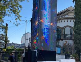 Vecinos de Lomas de Chapultepec denuncian proliferación de tótems luminosos ilegales; solicitan intervención al Senado