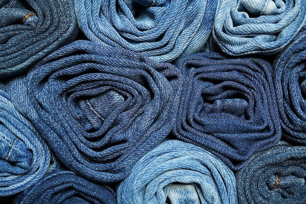 Los jeans se han convertido en un básico presente en casi cualquier armario / Foto: Pixabay