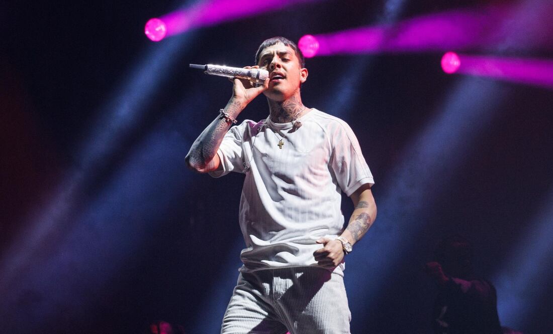 Pese a la cancelación del festival ceremonia el cantante Natanael sale al escenario. Fotos: de Yaretzy M. Osnaya EL UNIVERSAL