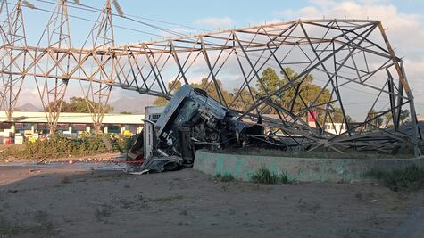 Por más de 17 horas la Texcoco- Lechería ha estado cerrada por accidente de tráiler que derribó torre eléctrica