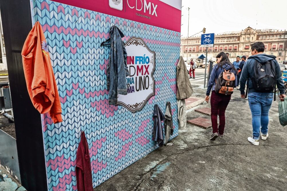 En la mampara ubicada en el Parque de Bolsillo del Zócalo capitalino fueron colocadas varias prendas, pero por desconocimiento la gente no se atrevía a tomar alguna (YADÍN XOLALPA. EL UNIVERSAL)
