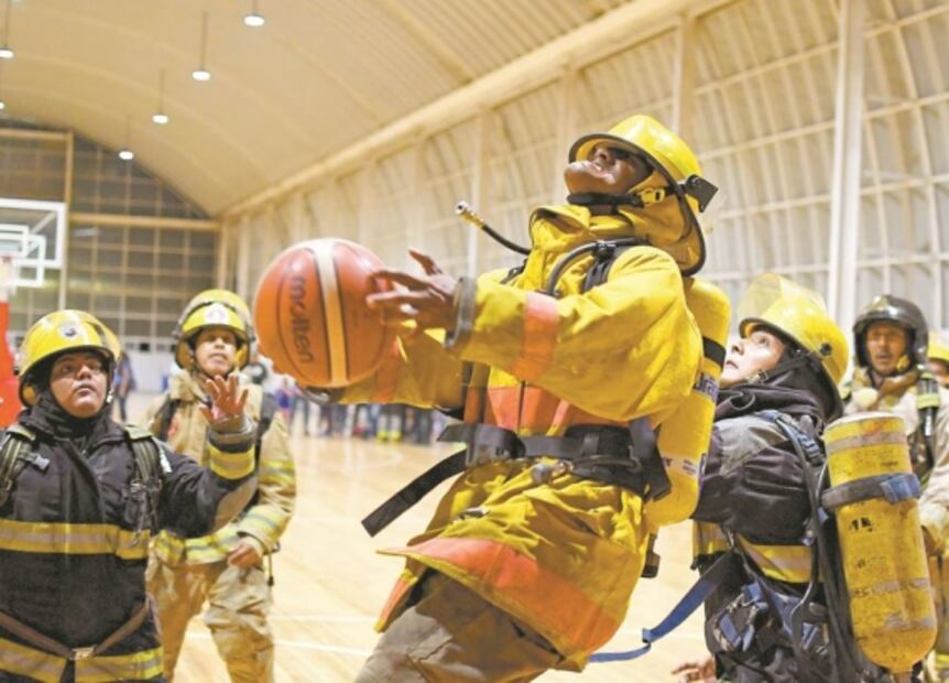 Bomberos encienden la duela de basquetbol