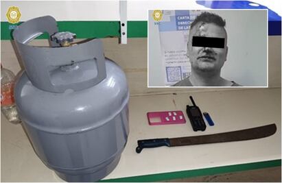 Hombre ataca a policías con un machete y al fallar les avienta un tanque de gas en la Venustiano Carranza