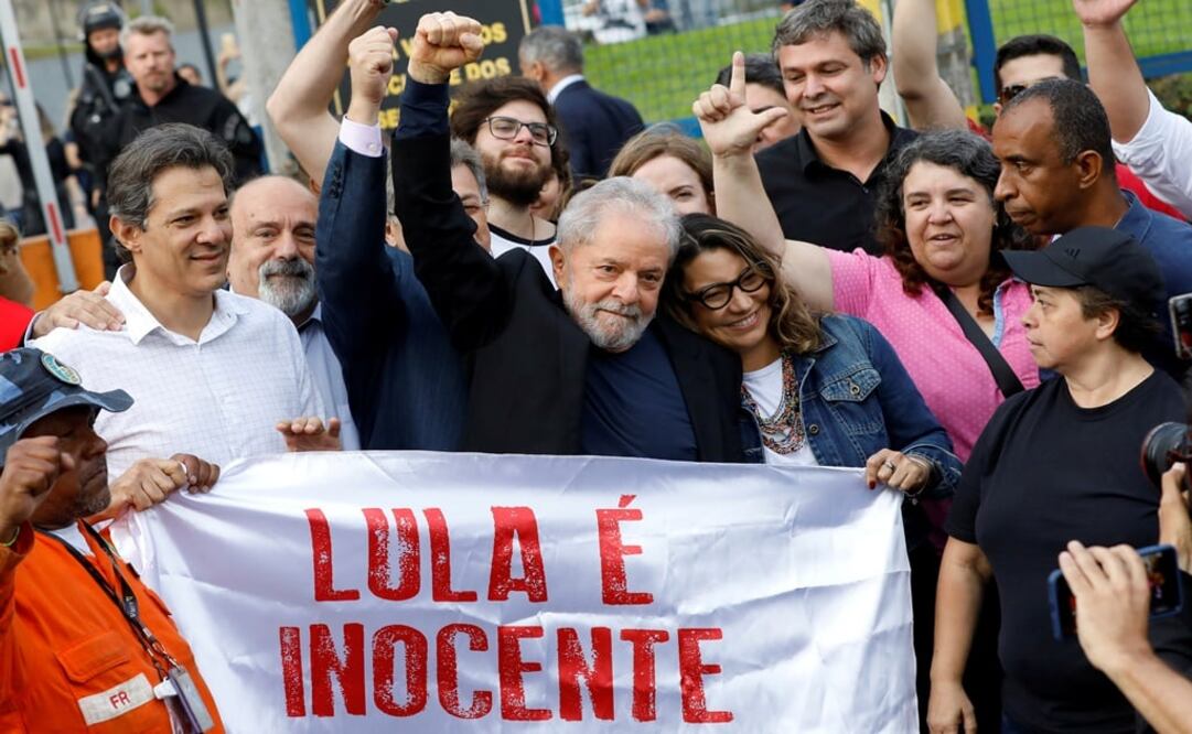 Former Brazilian President Luiz Inacio Lula da Silva gestures behind a banner reading "Lula is innocent" after being released from prison, in Curitiba, Brazil - Photo: Rodolfo Buhrer/REUTERS
