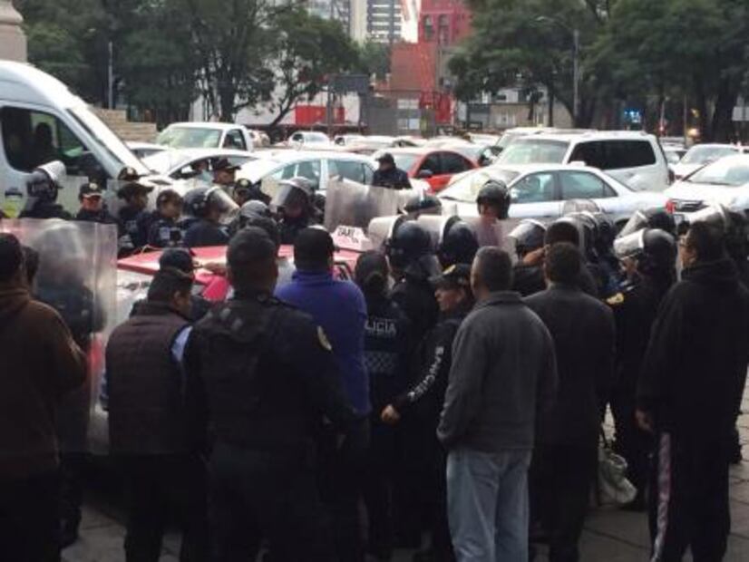 Taxistas protestan contra Uber en el Ángel de la Independencia